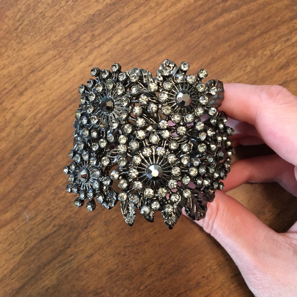 NWOT beautiful floral sparkle bracelet